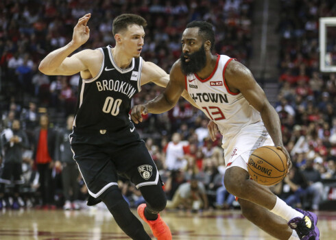 Rodions Kurucs aizsardzībā pret NBA rezultatīvāko spēlētāju Rodionu Kurucu.