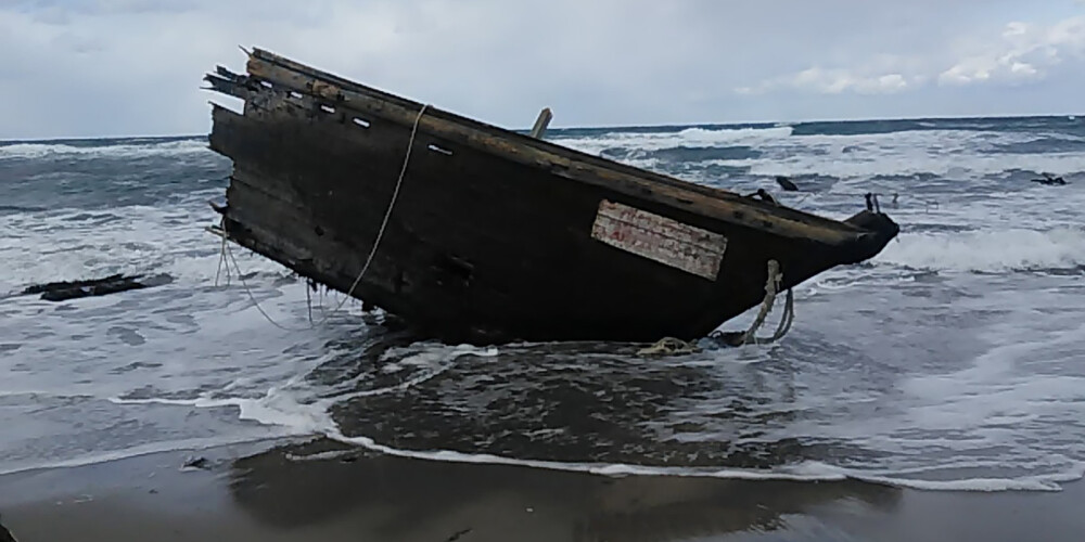 Japānas salā atrasta Ziemeļkorejas laiva ar vairāku cilvēku līķiem; dažiem nav galvu