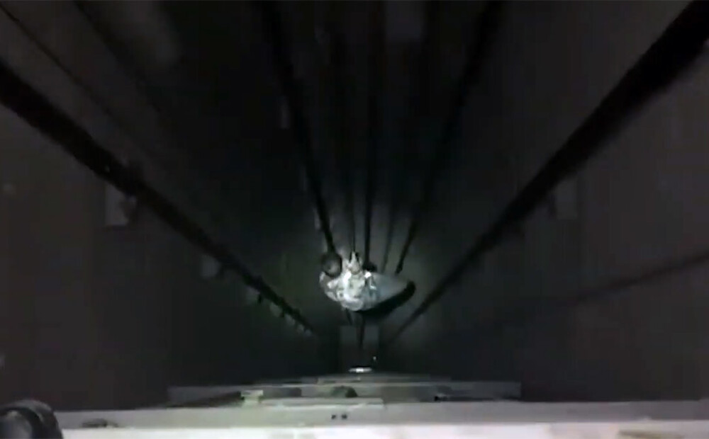 Ķīnā strādnieks nokrīt 22 stāvus, iekāpjot liftā, kas vēl nav ieradies