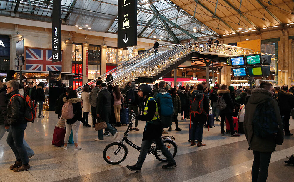 Francijā turpinās transporta paralīze, bet situācija Parīzē nedaudz uzlabojusies