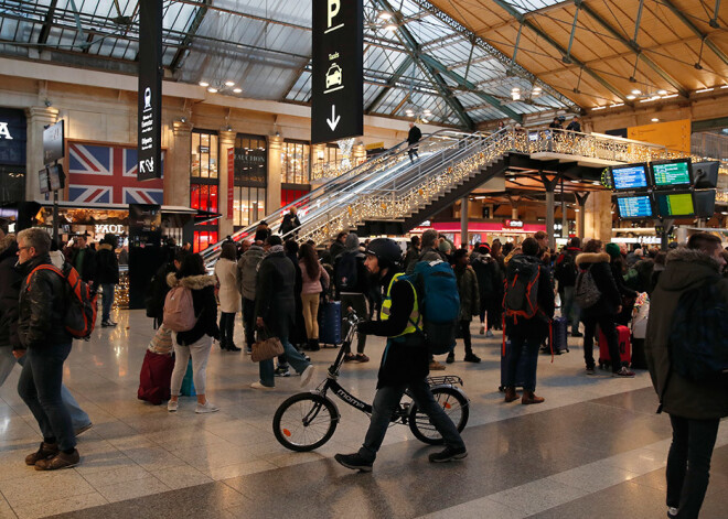 Francijā turpinās transporta paralīze, bet situācija Parīzē nedaudz uzlabojusies