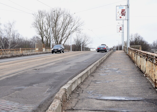 Būvnieki Brasas pārvadu tramvaju satiksmei pagaidām vēl neslēgs