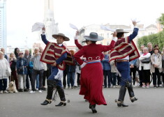 IX Starptautiskā tautas deju festivāla "Sudmaliņas" ieskandināšanas pasākums pie Brīvības pieminekļa.