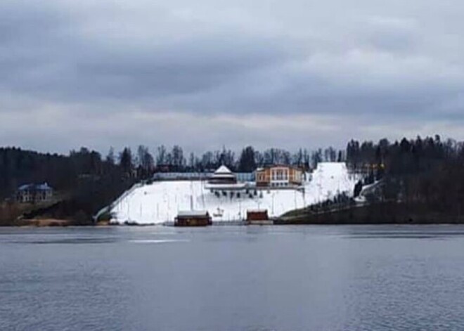 Навальный опубликовал фотографию дачи Медведева, куда специально завезли снег
