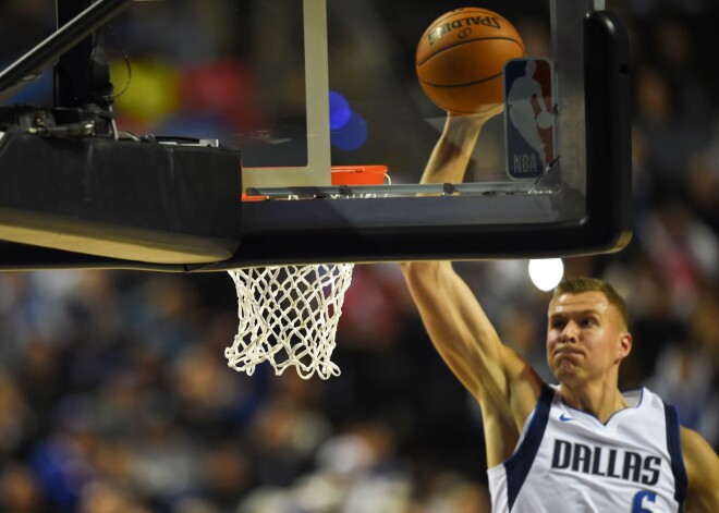 Porziņģis ceļgala sāpju dēļ nepiedalās spēlē, "Mavericks" zaudējot "Thunder"