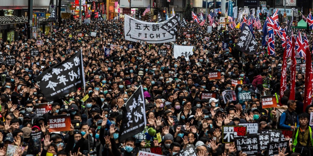 Honkongā simtiem tūkstoši demokrātijas atbalstītāju dodas gājienā
