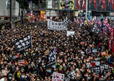 Honkongā simtiem tūkstoši demokrātijas atbalstītāju dodas gājienā