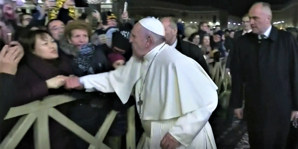 VIDEO: pāvests Francisks zaudē savaldīšanos un iepliķē sievieti