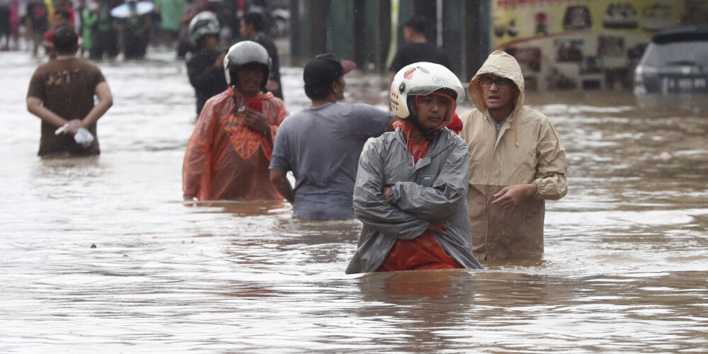 Plūdos Indonēzijas galvaspilsētā deviņi bojāgājušie