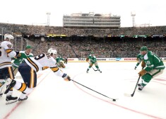 Dalasas "Stars" atspēlējas un futbola stadionā uzvar NHL Ziemas klasikā