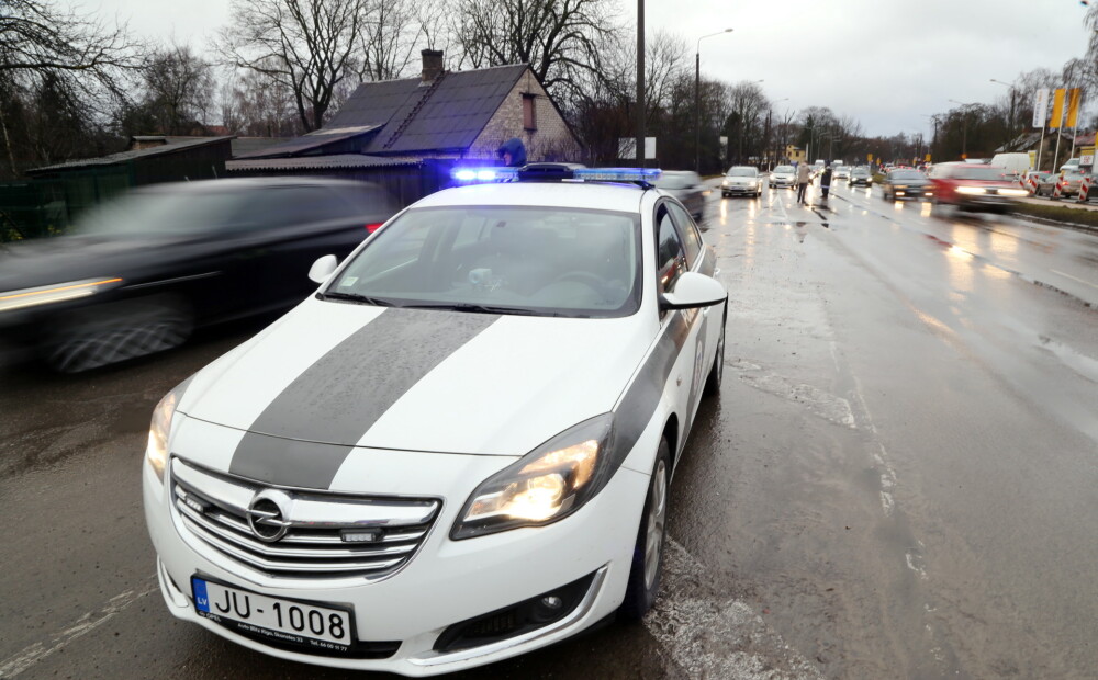 Policija turpinās pastiprināti uzraudzīt satiksmes drošību