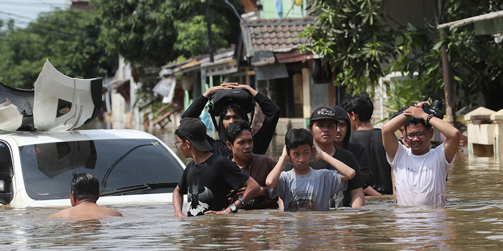 Plūdos Indonēzijas galvaspilsētā vismaz 21 bojāgājušais