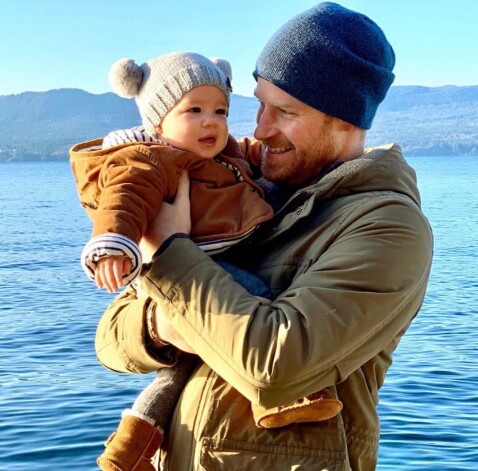 Ārčijs ar tēti princi Hariju mammas Meganas Mārklas uzņemtajā fotogrāfijā.