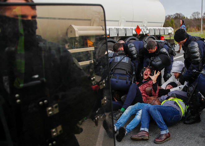 Francijas policija Parīzē pret protestētājiem izmantojusi asaru gāzi