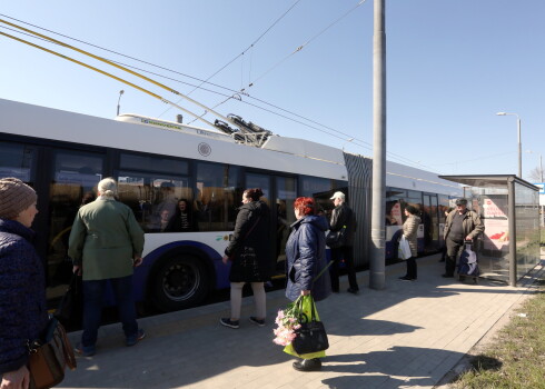 Pirmajā dienā pēc 40. maršruta autobusa nomaiņas ar trolejbusu rīdziniekos nevaldīja sajūsma par izmaiņām. Vieni sūkstījās par nu ilgāku ceļu, citi atkal nespēja atrast jaunās pieturvietas.