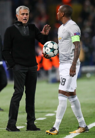 Futbola kluba "Manchester United" galvenais treneris Žuzē Mourinju un futbolists Ešlijs Jangs 2017. Maskava