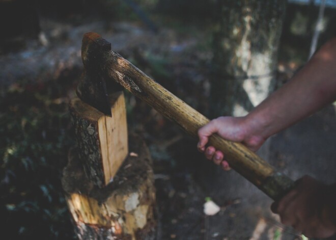 В новогоднюю ночь житель Добеле зарубил топором друга с особыми потребностями
