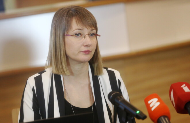 Uzņēmumu reģistra galvenā valsts notāre Guna Paidere piedalās preses konferencē, kurā informē par reģistru atvēršanu.