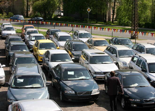 Pērn deviņos mēnešos VID konstatējis pārkāpumus 99% pārbaudīto lietoto auto tirgotājiem