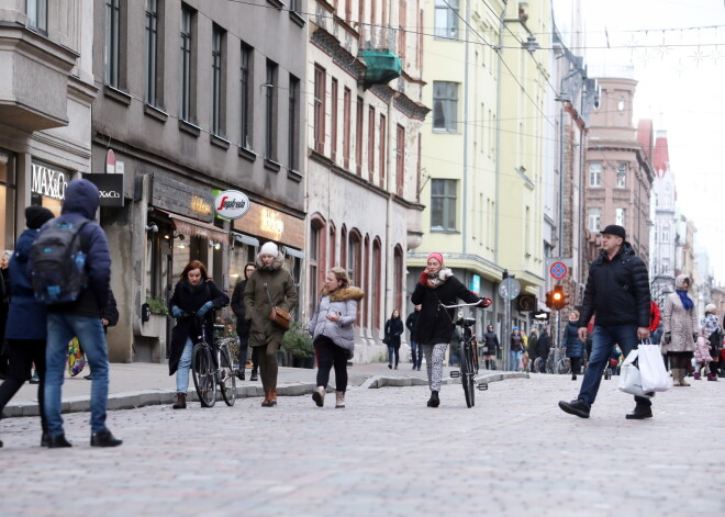 Tērbatas ielā slēgta automašīnu satiksme, ielu atvēlot gājējiem un velobraucējiem.