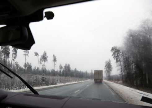 В большинстве районов Латвии обледенение дорог и снег затрудняют движение