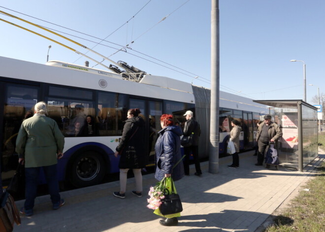 Рижане бегают по центру в поисках новых остановок после замены 40-ого автобуса на 4-ый троллейбус