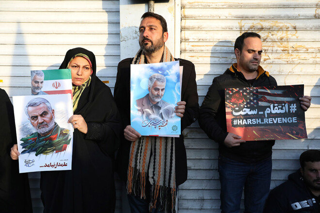 Cilvēki Irānā piedalās Soleimani un citu militārusti bēru procesijā.