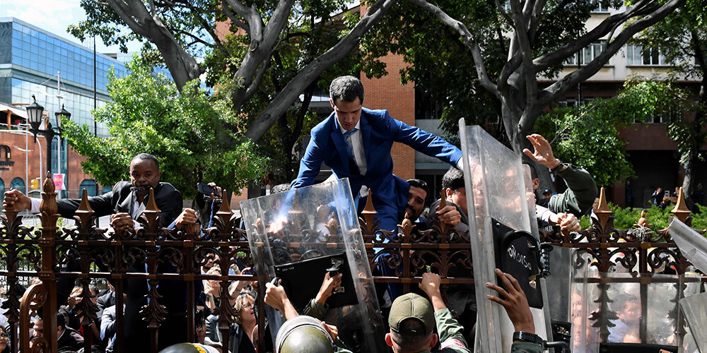 Policija neļauj Venecuēlas parlamentā iekļūt Gvaido, spīkera amatā ievēl arī viņa konkurentu
