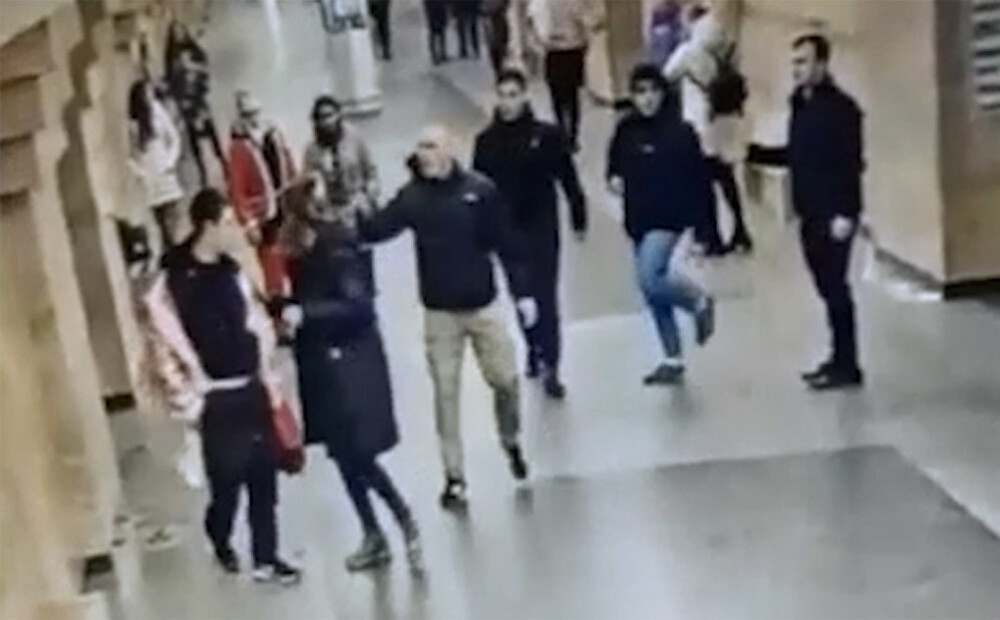 Vecgada vakarā Sanktpēterburgas metro jaunietis ar raķešpistoli iešauj salavecim sejā
