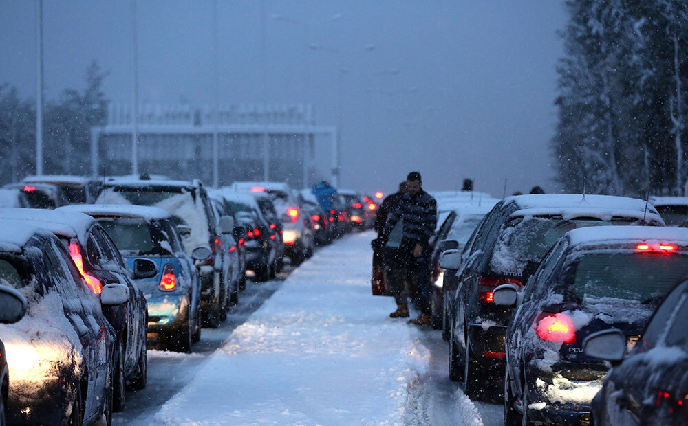 Sniegs un vējš izraisījis satiksmes haosu Grieķijā un tās salās