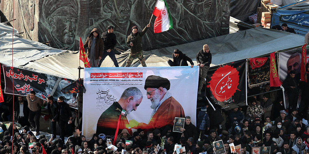 Teherānā no nogalinātā ģenerāļa Soleimani atvadās tūkstošiem cilvēku