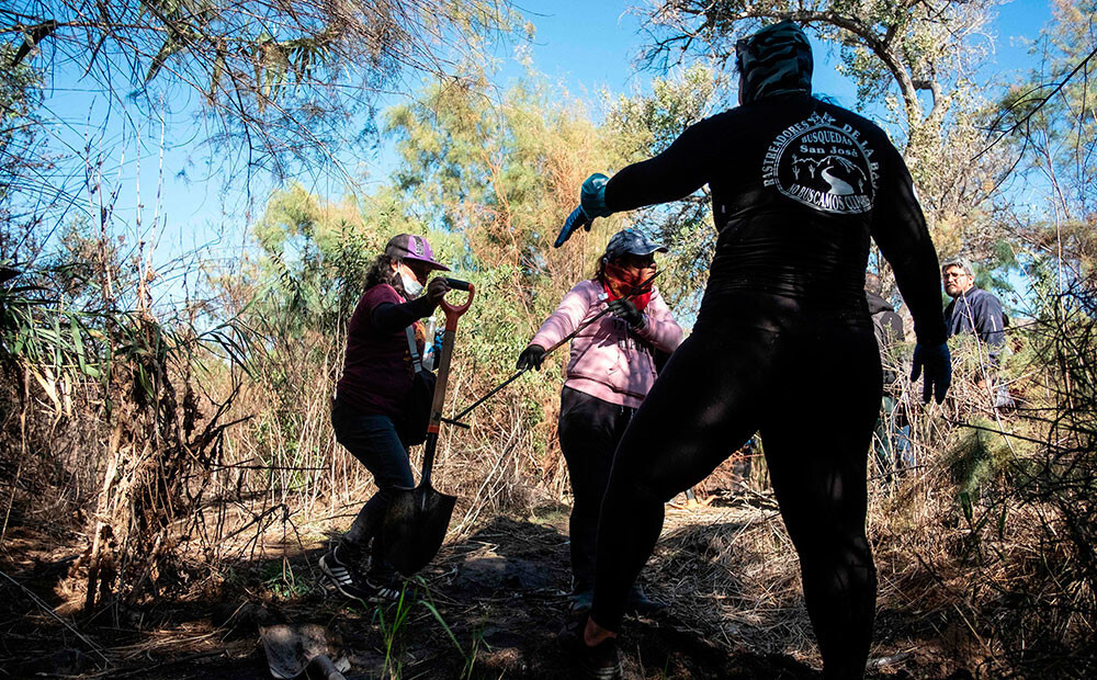 Meksikā turpinās bezvēsts pazudušo meklēšana, līdz šim uzietas 873 kapu bedres
