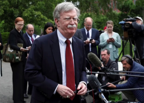 "Balstoties uz rūpīgām pārdomām un apsvērumiem, es esmu secinājis, ka esmu gatavs liecināt, ja Senāts izdotu pavēsti manai liecināšanai," paziņoja Boltons.