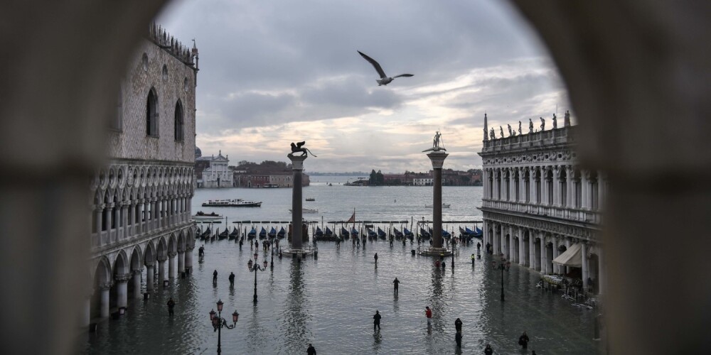 Venēcija (itāļu: Venezia) ir pilsēta Itālijā, Veneto reģiona un Venēcijas provinces galvaspilsēta. Venēcijas rašanās vēsturiski saistās ar dramatiskiem notikumiem Romas impērijā 4. gadsimtā, kad tai novājinoties, Apenīnu pussalu arvien biežāk pārpludināja iekarotāju karapūļi. Venēcijai un lagūnai, kurā tā izvietojusies, UNESCO 1987. gadā piešķīra Pasaules kultūras mantojuma statusu.