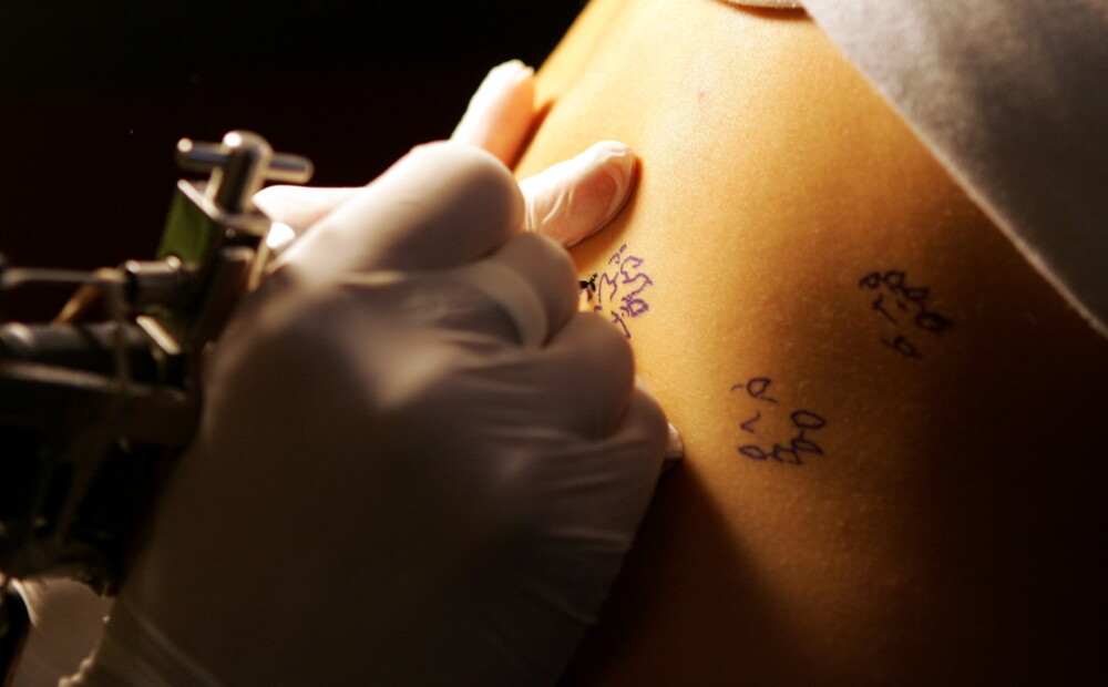 Tetovēšanas salonos pakalpojuma sniegšanas laikā vairs nedrīkstēs atrasties nepiederošas personas