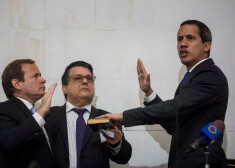 Venecuēlas opozīcijas līderis Huans Gvaido otrdien nodevis zvērestu