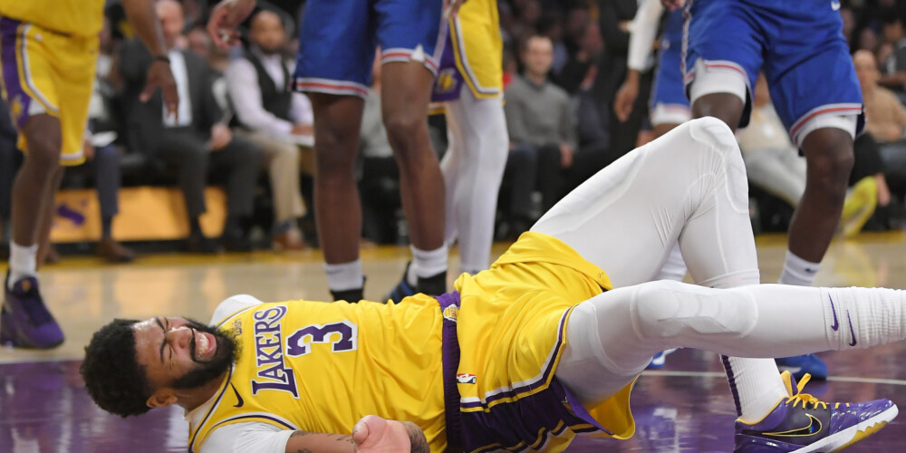 NBA superzvaigzne Entonijs Deiviss gūst nepatīkamu muguras traumu