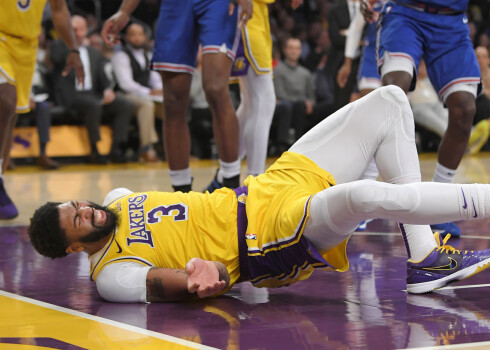 NBA superzvaigzne Entonijs Deiviss gūst nepatīkamu muguras traumu
