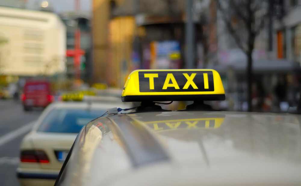 Дорожный знак такси. Ожидание такси фото. Местное такси. Ливанское такси. Местный таксист