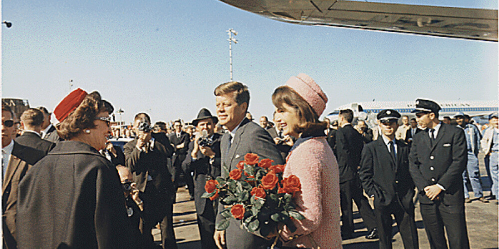 Amerikas Savienoto Valstu prezidents Džons F. Kenedijs un pirmā lēdija Žaklīna Kenedija ierodas Dallasā, Teksasā. 22. novembris 1963.gads. 