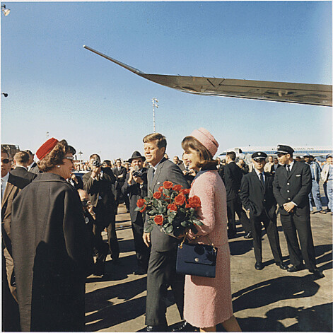 Amerikas Savienoto Valstu prezidents Džons F. Kenedijs un pirmā lēdija Žaklīna Kenedija ierodas Dallasā, Teksasā. 22. novembris 1963.gads. 