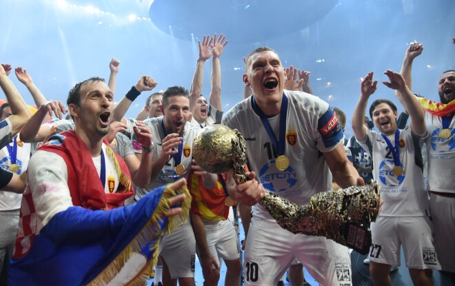 Trofeja drošās rokās. Dainis Krištopāns ar EHF Čempionu līgas uzvarētāju trofeju. Divās finālčetrinieka spēlēs Dainis guva 14 vārtus un tika iekļauts simboliskajā septiņniekā jeb turnīra "All Star" sastāvā.