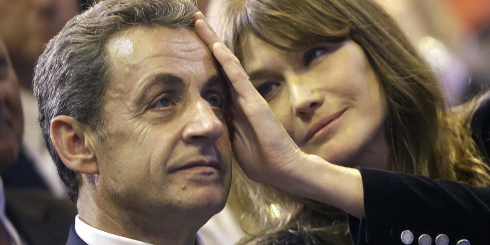 Sarkozī ar savu sievu, bijušo supermodeli Karlu Bruni.