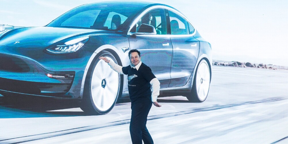 Internetu sajūsmina Īlona Maska deja "Tesla" rūpnīcas atklāšanā Ķīnā