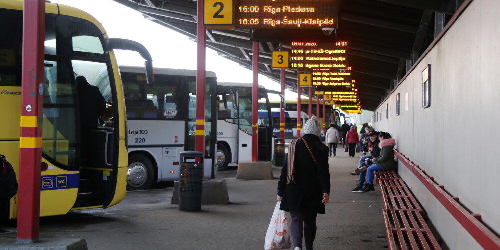 Autoostas teritorijā atrasta kara laika rokas granāta.