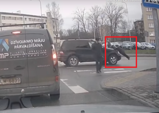Жуткое видео: машина сбила женщину в Даугавпилсе, пока та говорила по телефону