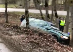 VIDEO: pakaļdzīšanās Lestenē beidzas ar ietriekšanos kokā un sadauzītu policijas auto