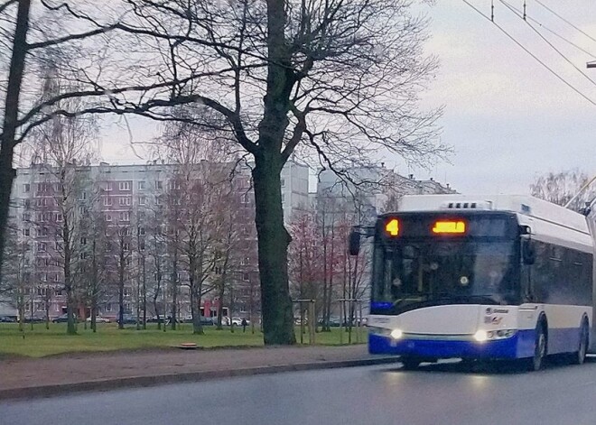 Rīgas dome Ziepniekkalna trolejbusa pretiniekus nodēvē par nezinīšiem