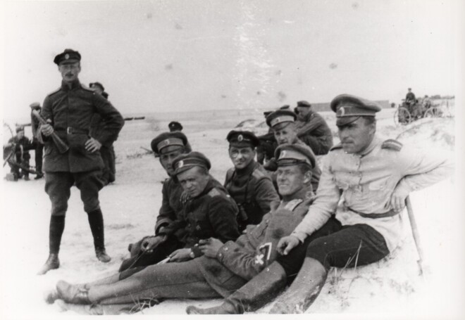 Līvena korpusa Smago ložmetēju rotas virsnieki Liepājas pludmalē. 1919. gada jūlijā.