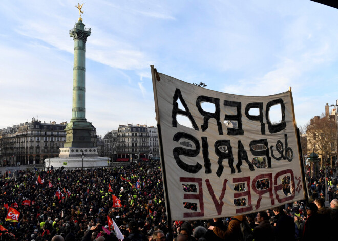 Pēc nācijas protestiem Francijas premjers paziņo, ka pensionēšanās vecumu tomēr necels